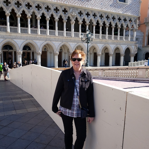 Meet your Posher, Jeanne - Picture 1 of 1